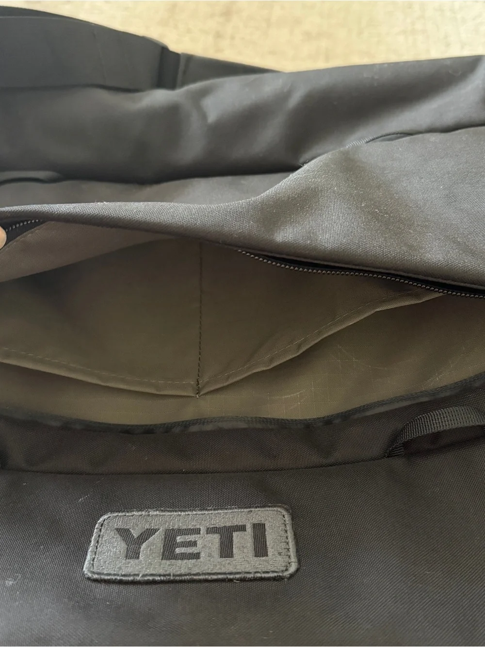 YETI Crossroads 40L Bag Duffel Bag black